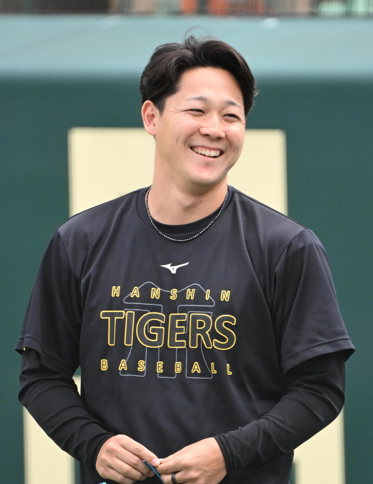 試合前の練習で笑顔を見せる阪神木下里都（撮影・石井愛子）