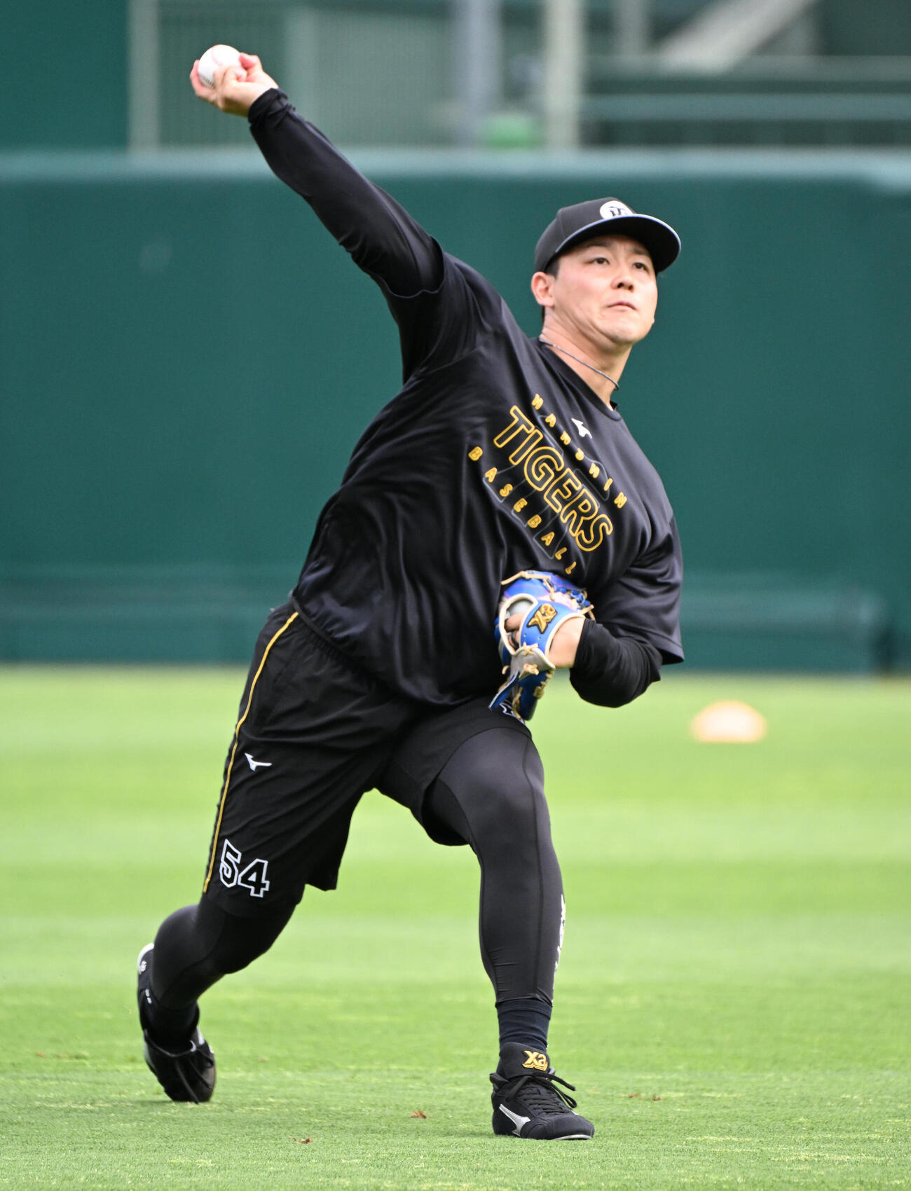 試合前の練習でキャッチボールする阪神木下里都（撮影・石井愛子）