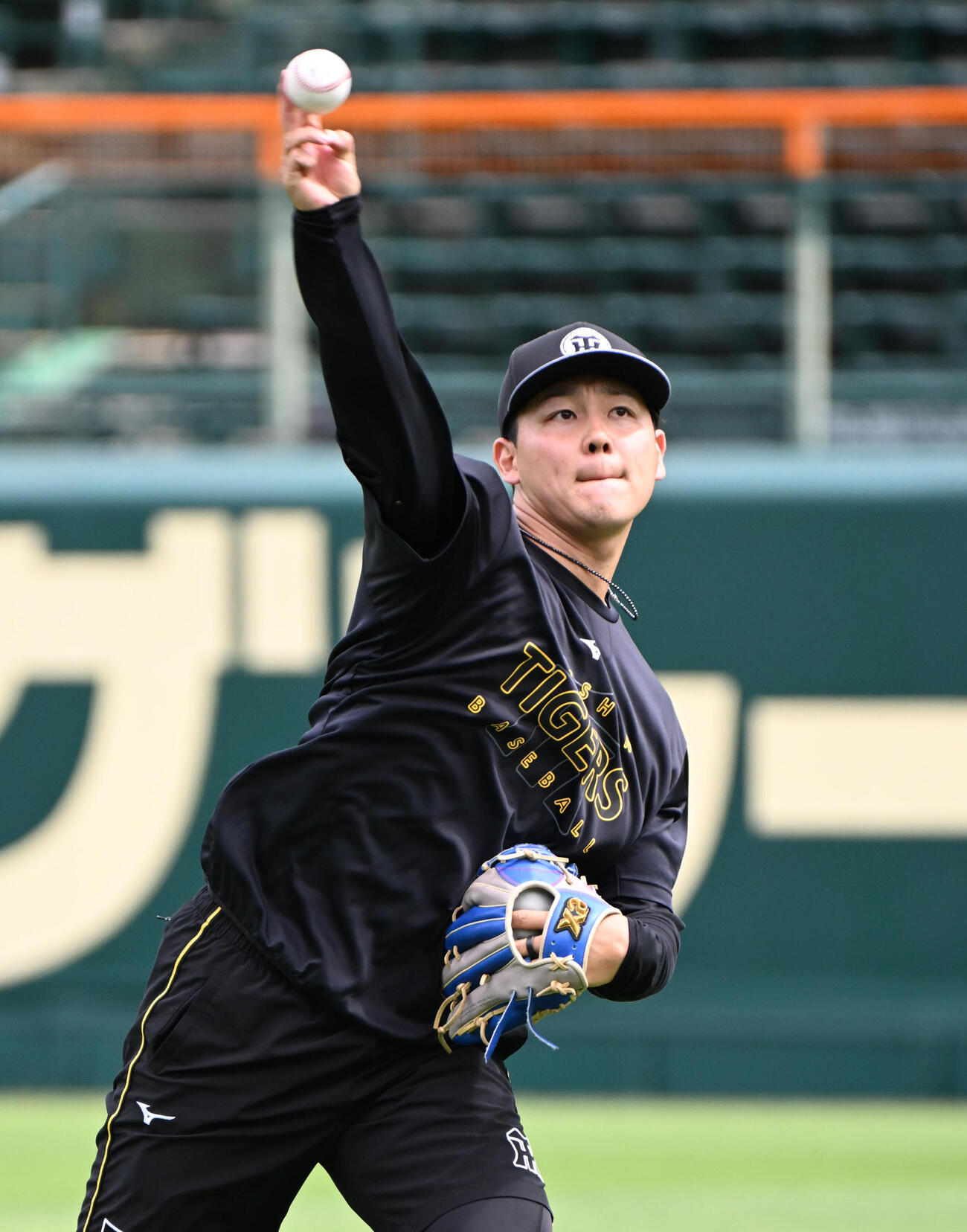試合前の練習でキャッチボールする阪神木下里都（撮影・石井愛子）
