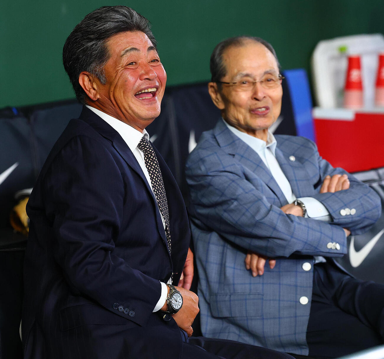 巨人対ソフトバンク　試合前にソフトバンク王貞治会長（右）と談笑する工藤公康氏（撮影・野上伸悟）