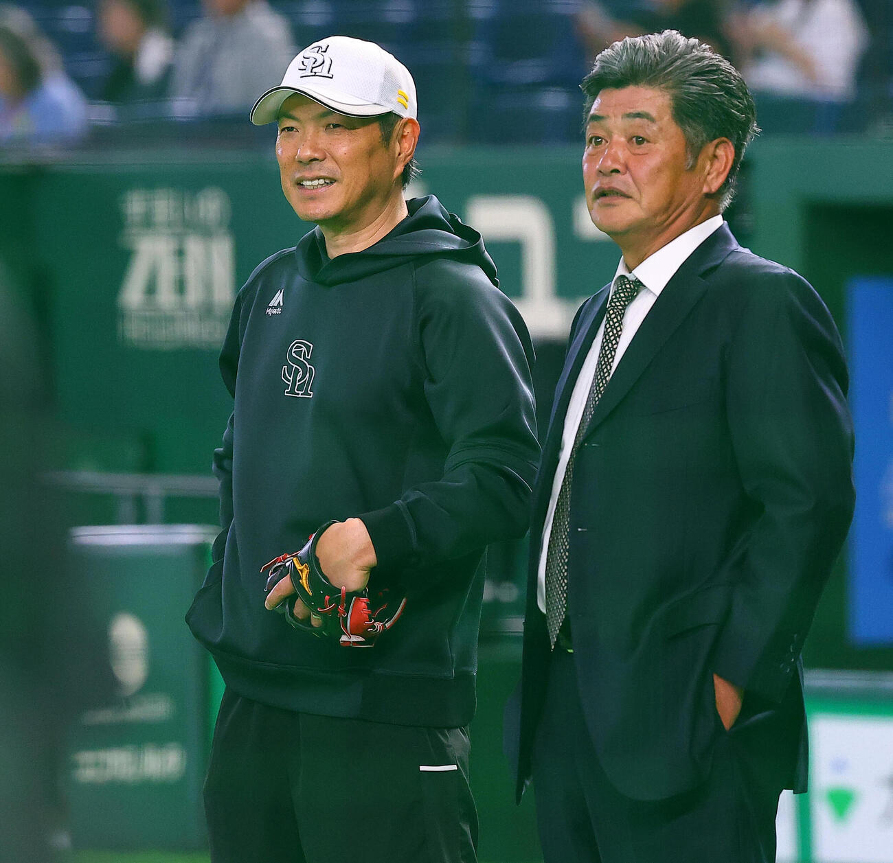 巨人対ソフトバンク　話をするソフトバンク小久保裕紀監督（左）と工藤公康氏（撮影・野上伸悟）