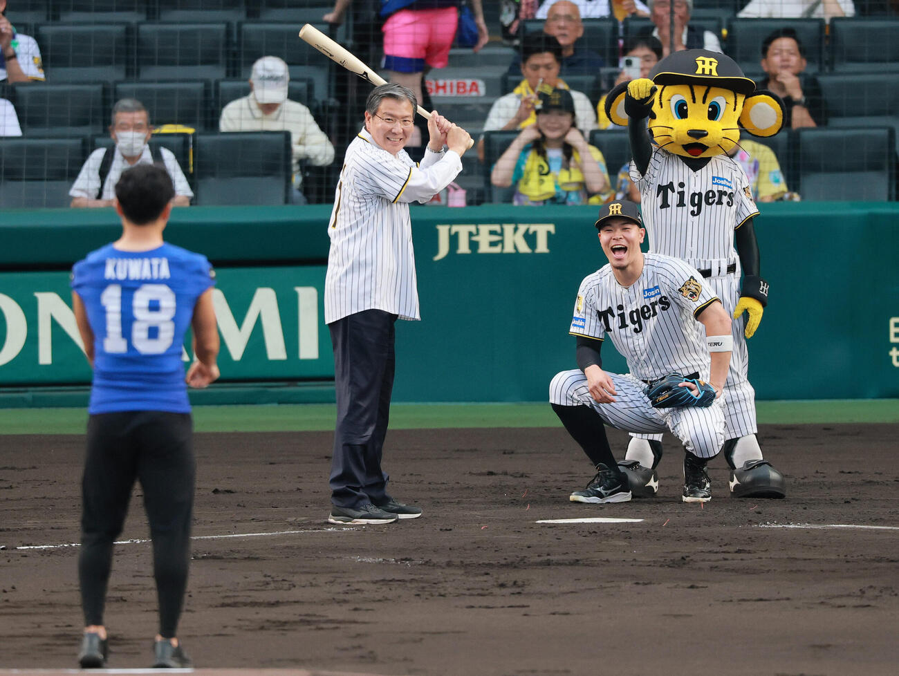 セ・パ交流戦　阪神対日本ハム2回戦　阪神対日本ハム　ファーストピッチでアメリカンフットボール・パナソニックインパルスの桑田理介（手前）の球を受ける阪神佐藤輝明（撮影・上山淳一）＝2026年5月27日