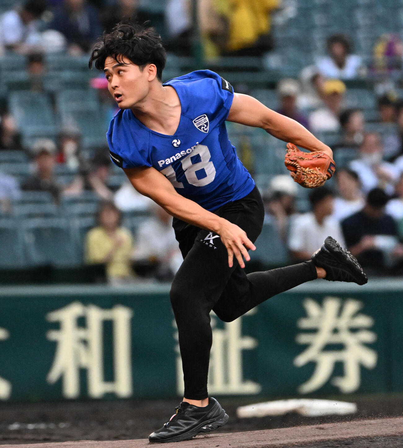 セ・パ交流戦・阪神対日本ハム2回戦　阪神対日本ハム　ファーストピッチセレモニーで投球するパナソニックインパルスの桑田理介（撮影・石井愛子）＝2026年5月27日