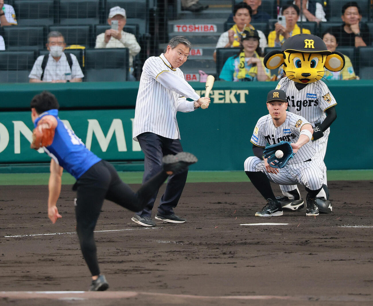 セ・パ交流戦　阪神対日本ハム2回戦　阪神対日本ハム　ファーストピッチでアメリカンフットボール・パナソニックインパルスの桑田理介（手前）の球を受ける阪神佐藤輝明（撮影・上山淳一）＝2026年5月27日