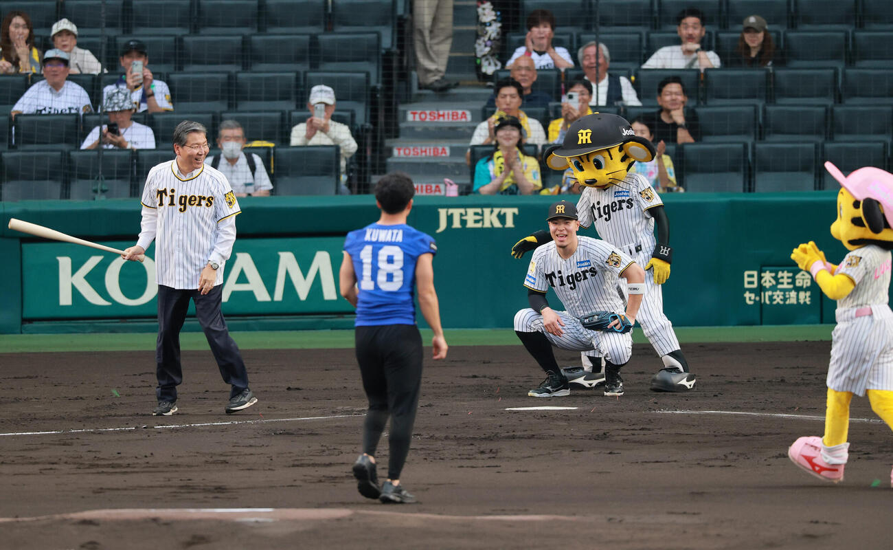 セ・パ交流戦　阪神対日本ハム2回戦　阪神対日本ハム　ファーストピッチでアメリカンフットボール・パナソニックインパルスの桑田理介（手前）の球を受ける阪神佐藤輝明（撮影・上山淳一）＝2026年5月27日