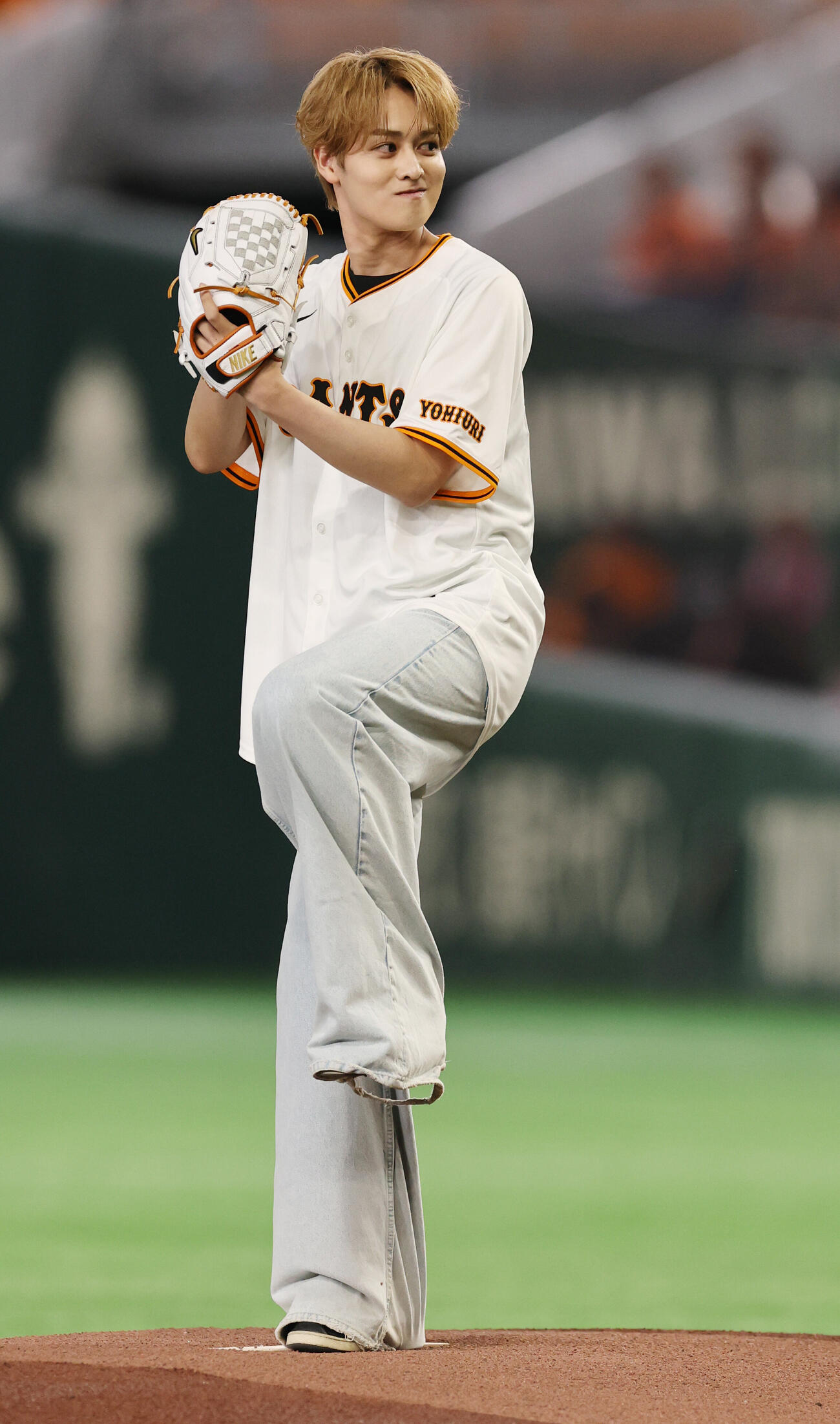 巨人対ソフトバンク　ファーストピッチセレモニーを行うTAGRIGHTの前田大輔（撮影・野上伸悟）