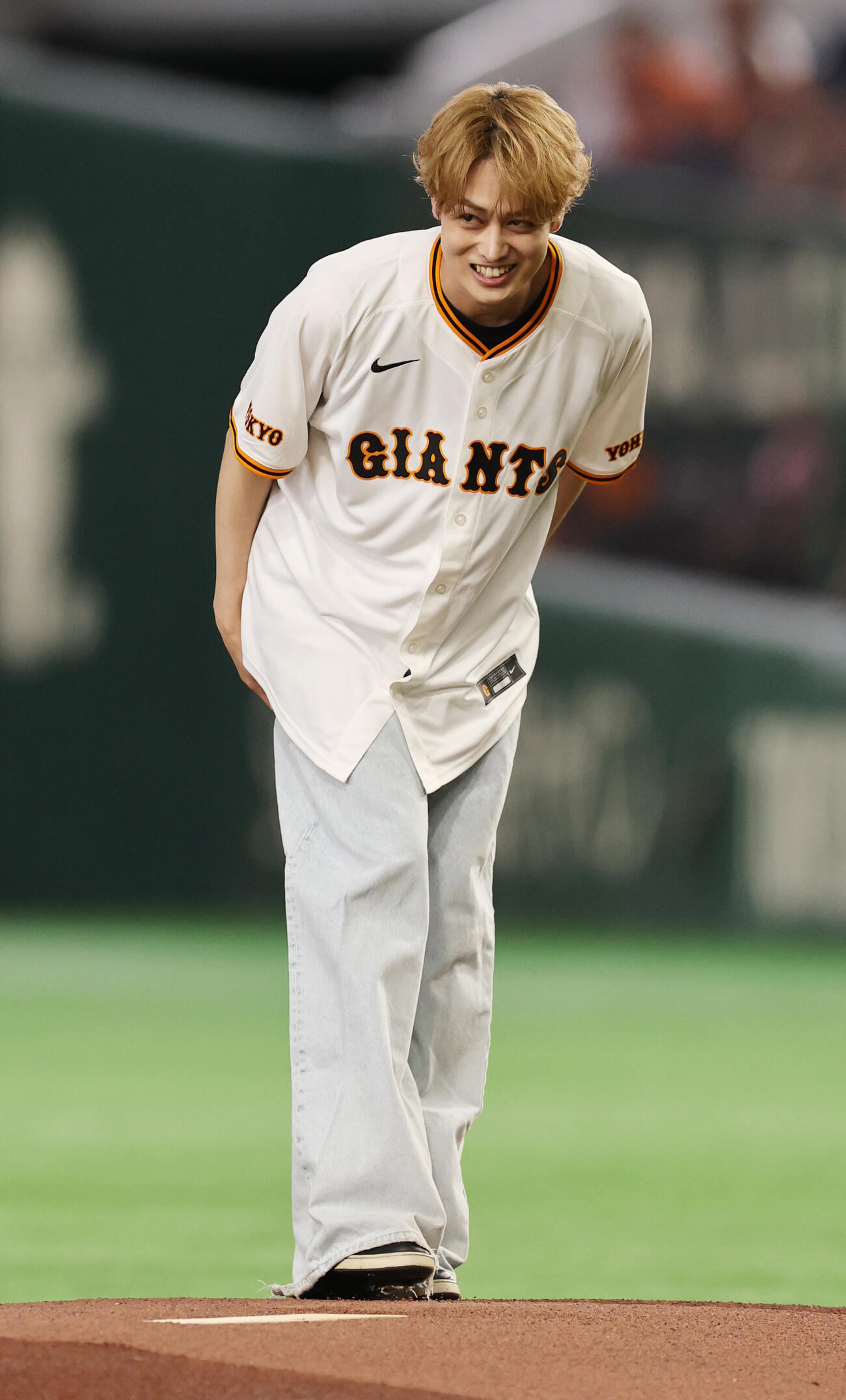 巨人対ソフトバンク　ファーストピッチセレモニーを行うTAGRIGHTの前田大輔（撮影・野上伸悟）