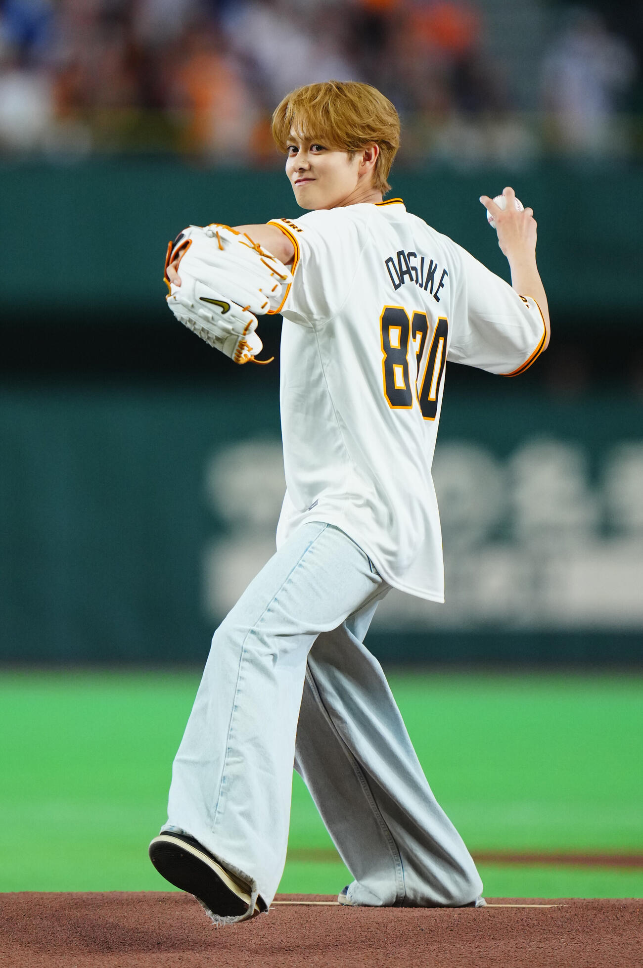 交流戦　巨人対ソフトバンク　ファーストピッチを務めるTAGRIGHTの前田大輔（撮影・垰建太）