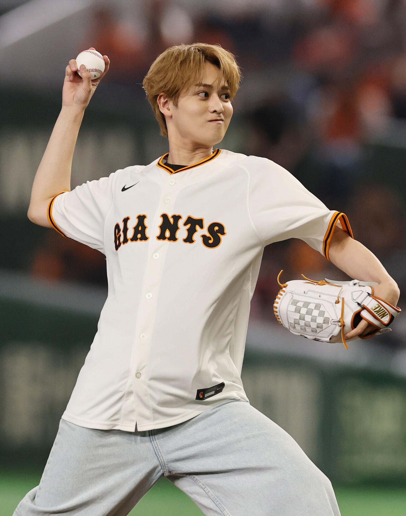 巨人対ソフトバンク　ファーストピッチセレモニーを行うTAGRIGHTの前田大輔（撮影・野上伸悟）