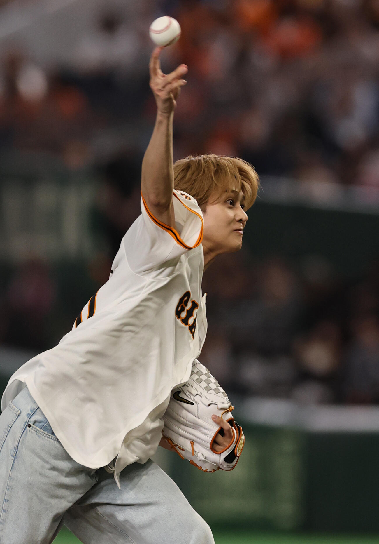 巨人対ソフトバンク　ファーストピッチセレモニーを行うTAGRIGHTの前田大輔（撮影・野上伸悟）