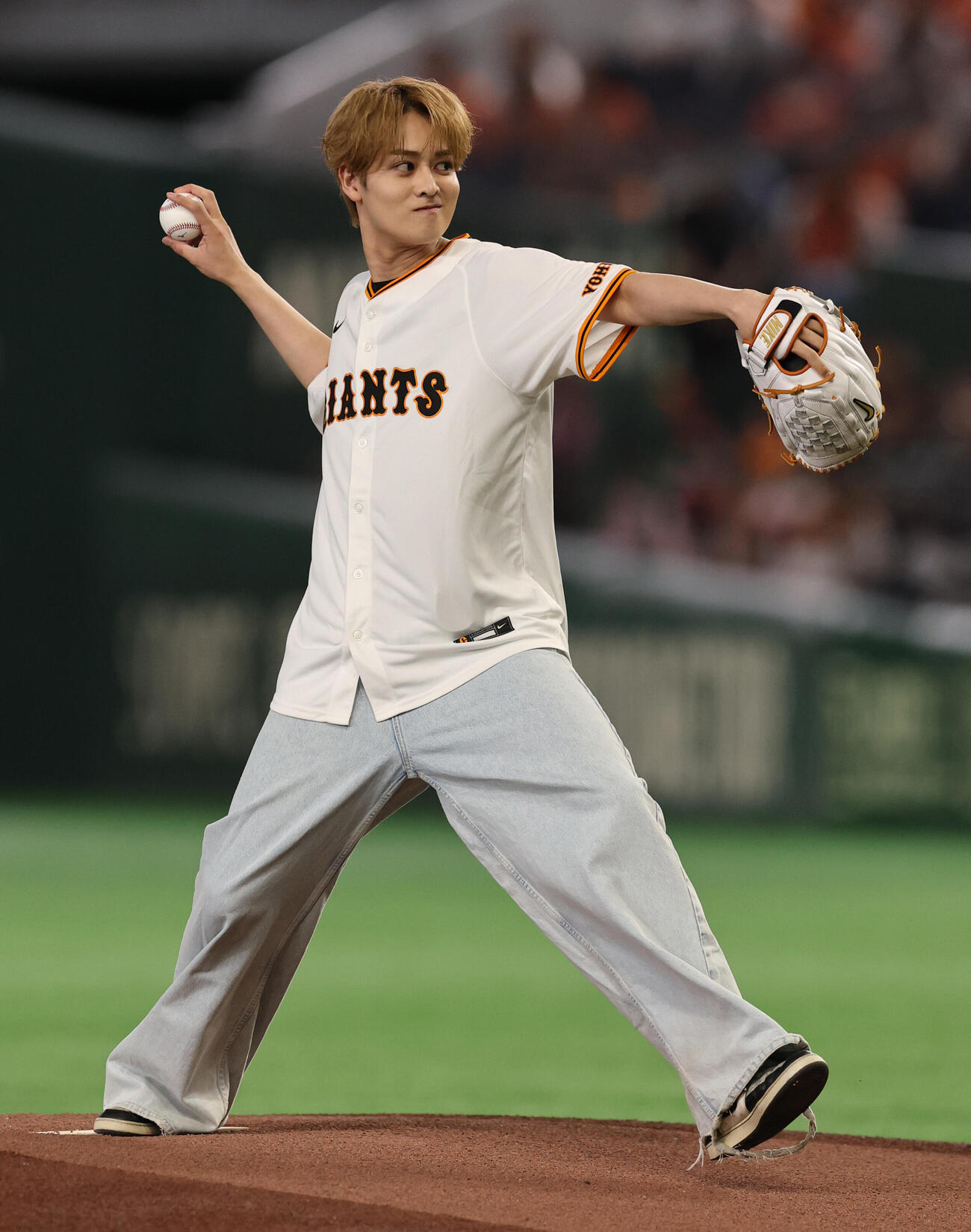 巨人対ソフトバンク　ファーストピッチセレモニーを行うTAGRIGHTの前田大輔（撮影・野上伸悟）
