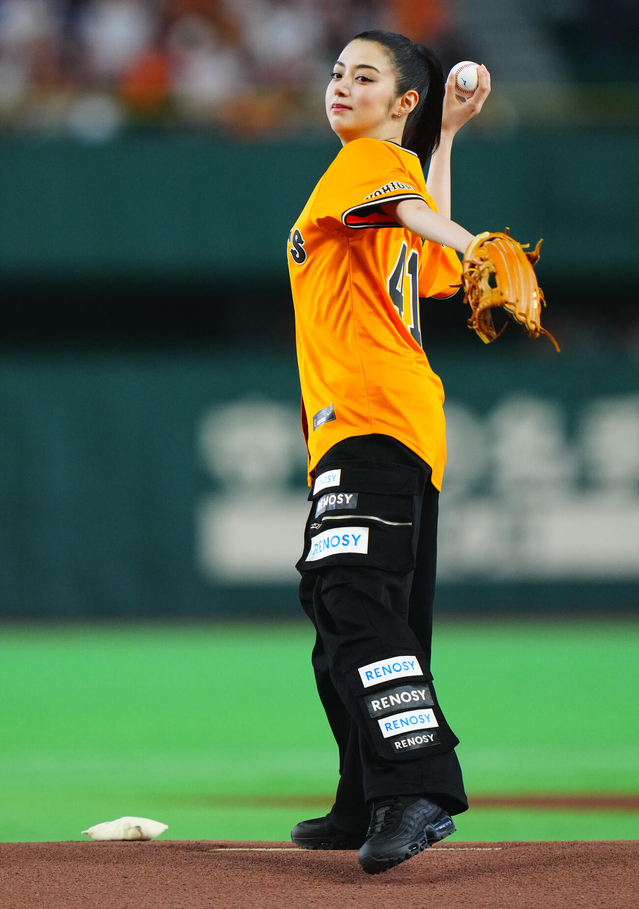 巨人対ソフトバンク　始球式を務める池田エライザ（撮影・垰建太）