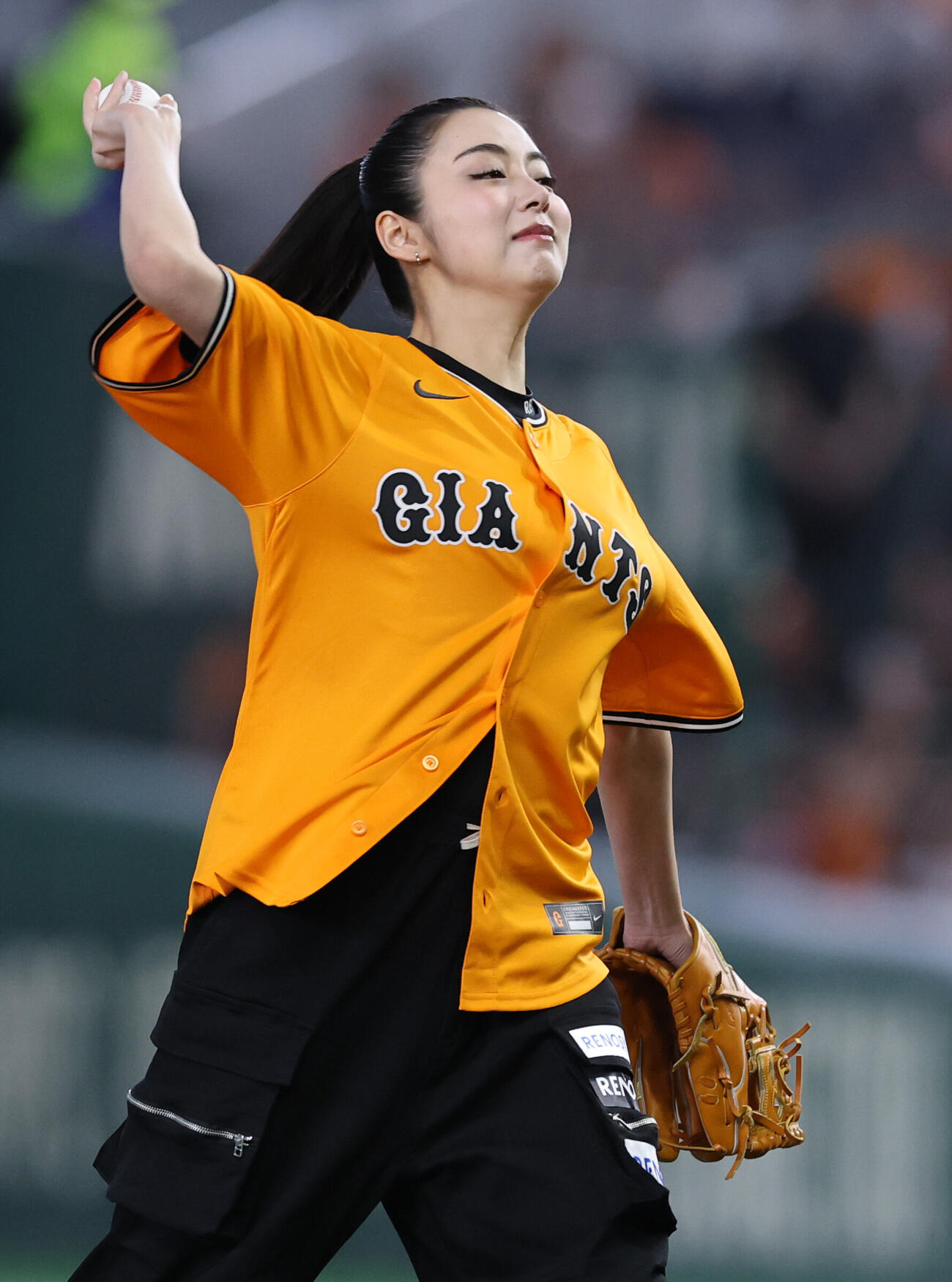 巨人対ソフトバンク　始球式を行う池田エライザ（撮影・野上伸悟）