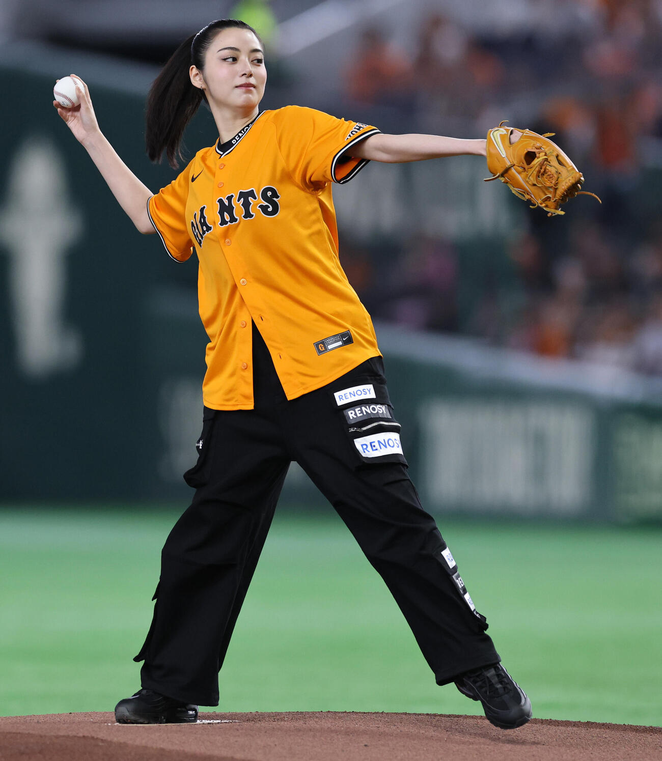 始球式を行う池田エライザ（撮影・野上伸悟）