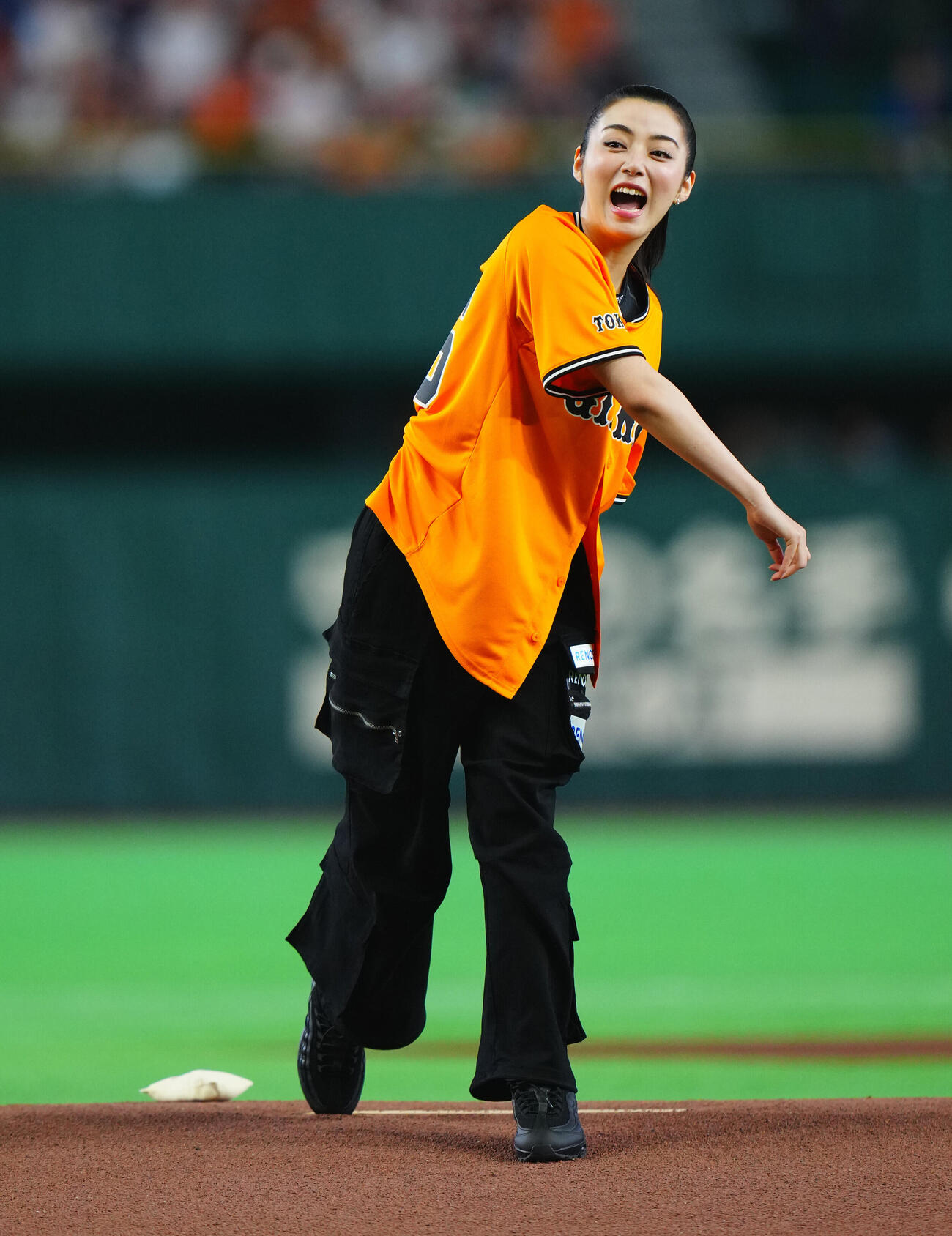交流戦　巨人対ソフトバンク　始球式を務める池田エライザ（撮影・垰建太）