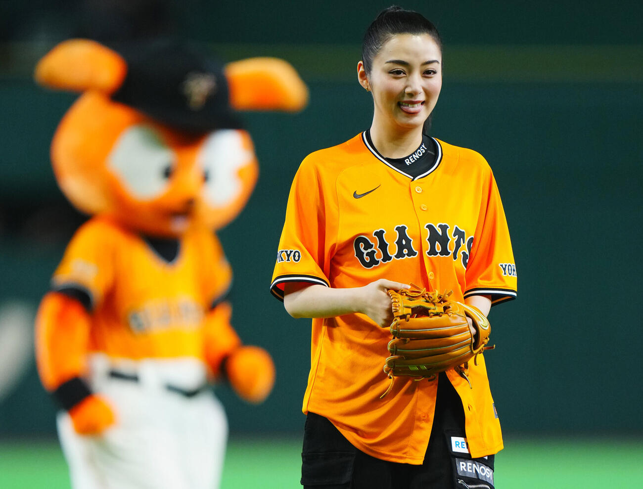 交流戦　巨人対ソフトバンク　始球式を終えた池田エライザ（撮影・垰建太）