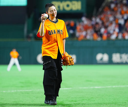 巨人】池田エライザが黒髪ポニーテールを揺らしながらスリーバン始球式