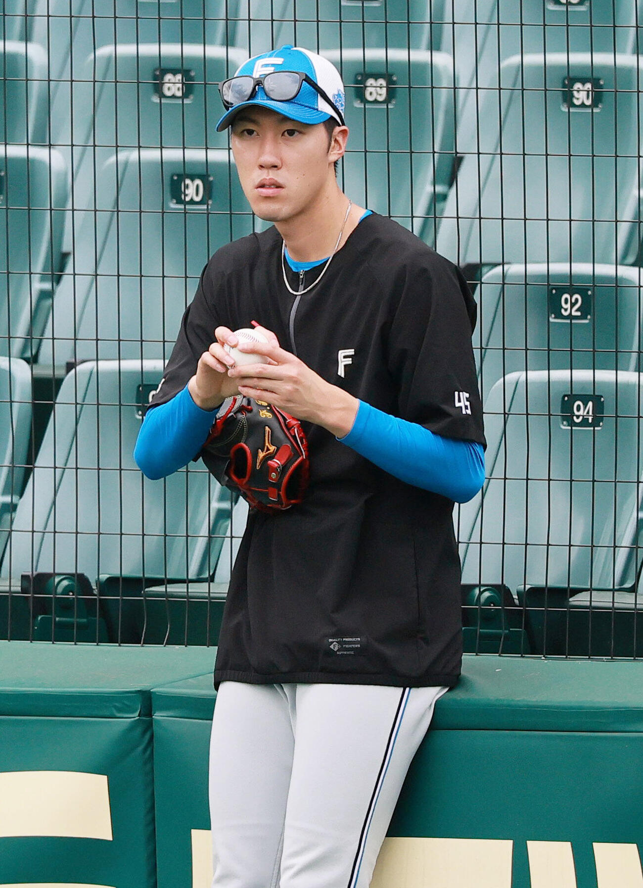 セ・パ交流戦　阪神対日本ハム2回戦　阪神対日本ハム　ボールを手にグラウンドを見つめる日本ハム福島蓮（撮影・上山淳一）