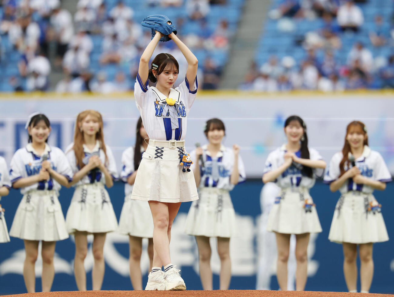DeNA対オリックス　セレモニアルピッチを務めるAKB48の伊藤百花（撮影・宮地輝）＝2026年5月27日
