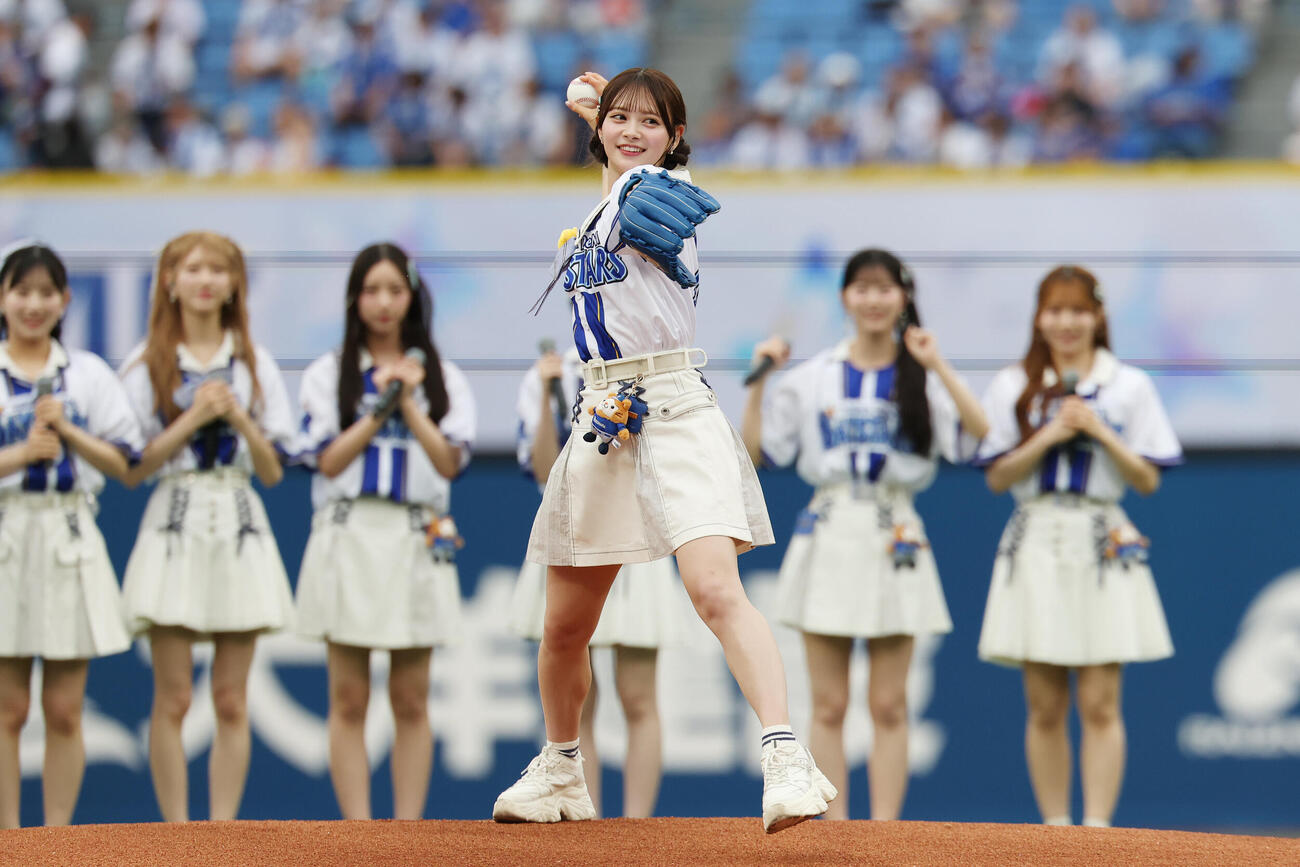 DeNA対オリックス　セレモニアルピッチを務めるAKB48の伊藤百花（撮影・宮地輝）＝2026年5月27日