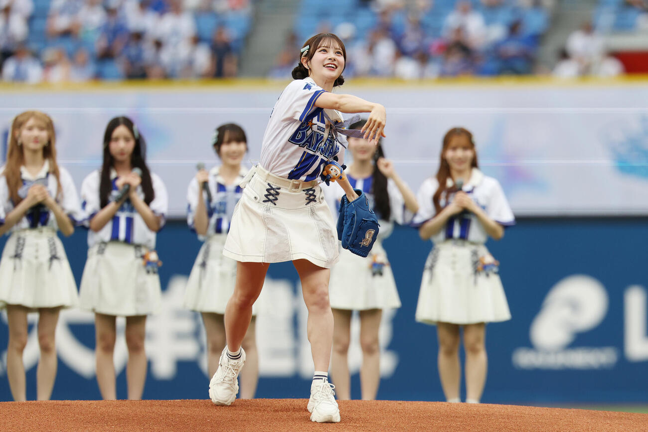 DeNA対オリックス　セレモニアルピッチを務めるAKB48の伊藤百花（撮影・宮地輝）＝2026年5月27日