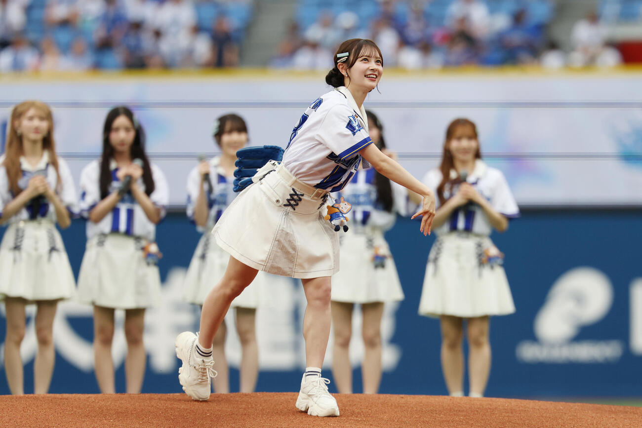 DeNA対オリックス　セレモニアルピッチを務めるAKB48の伊藤百花（撮影・宮地輝）＝2026年5月27日