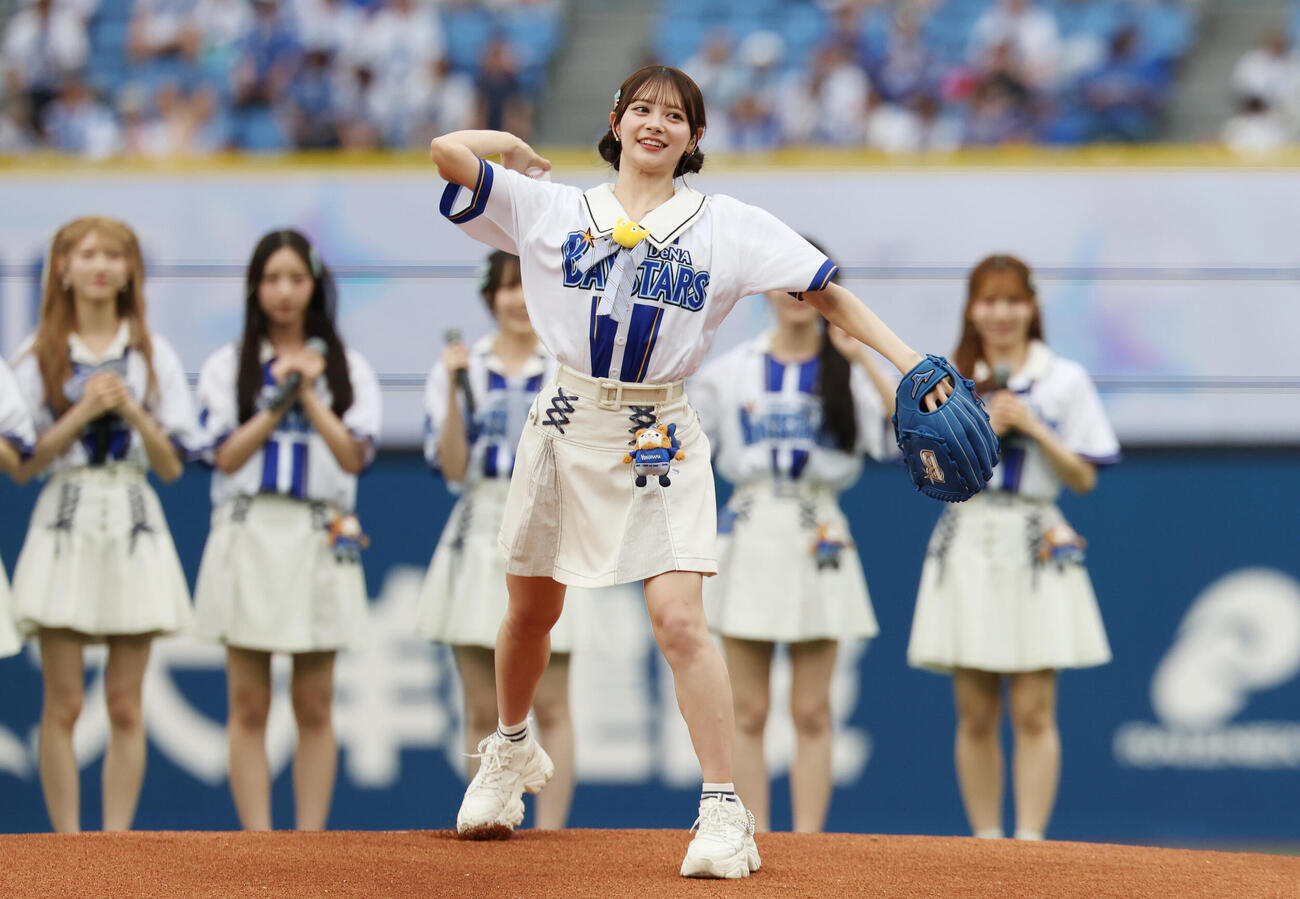 DeNA対オリックス　セレモニアルピッチを務めるAKB48の伊藤百花（撮影・宮地輝）＝2026年5月27日