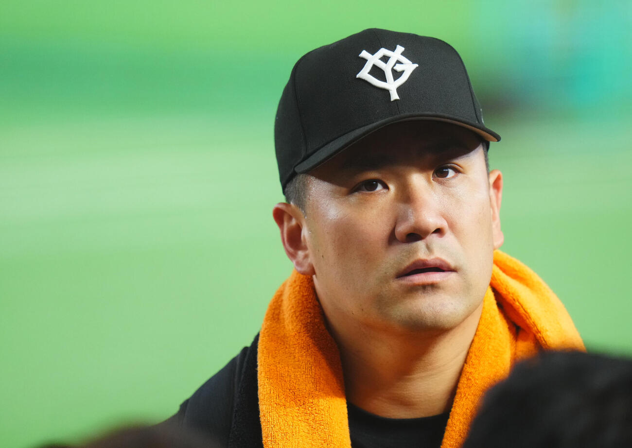 交流戦　巨人対ソフトバンク　試合前練習を終え囲み取材に応じる巨人田中将大（撮影・垰建太）