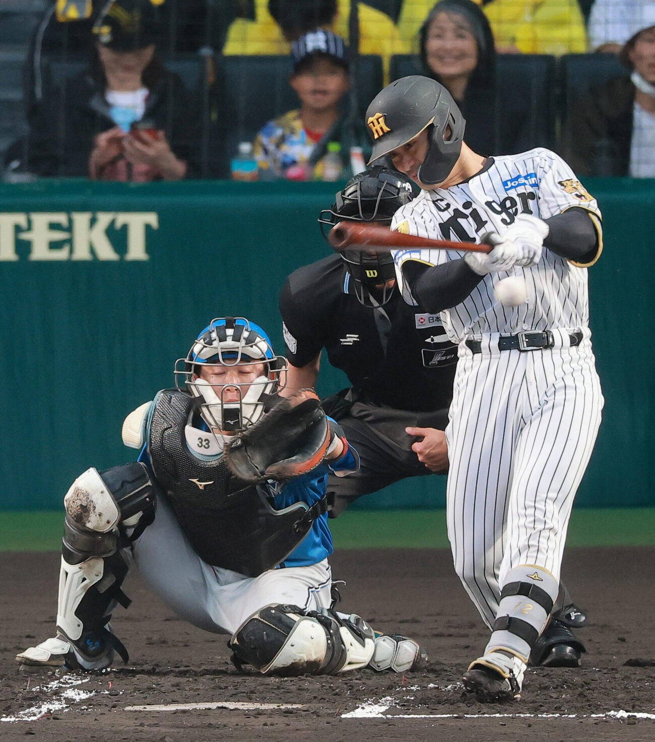 セ・パ交流戦　阪神対日本ハム2回戦　阪神対日本ハム　2回裏阪神2死二塁、坂本誠志郎は適時打を放つ（撮影・上山淳一）