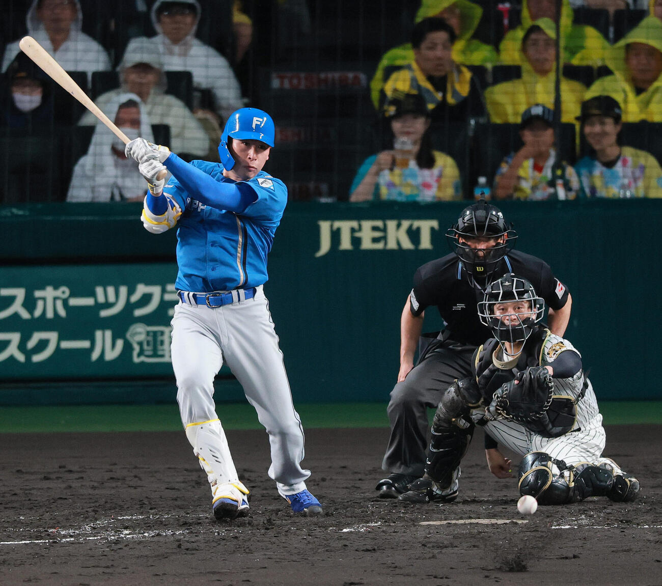 セ・パ交流戦　阪神対日本ハム2回戦　阪神対日本ハム　5回表日本ハム2死一、二塁、加藤貴之は適時打を放つ（撮影・上山淳一）