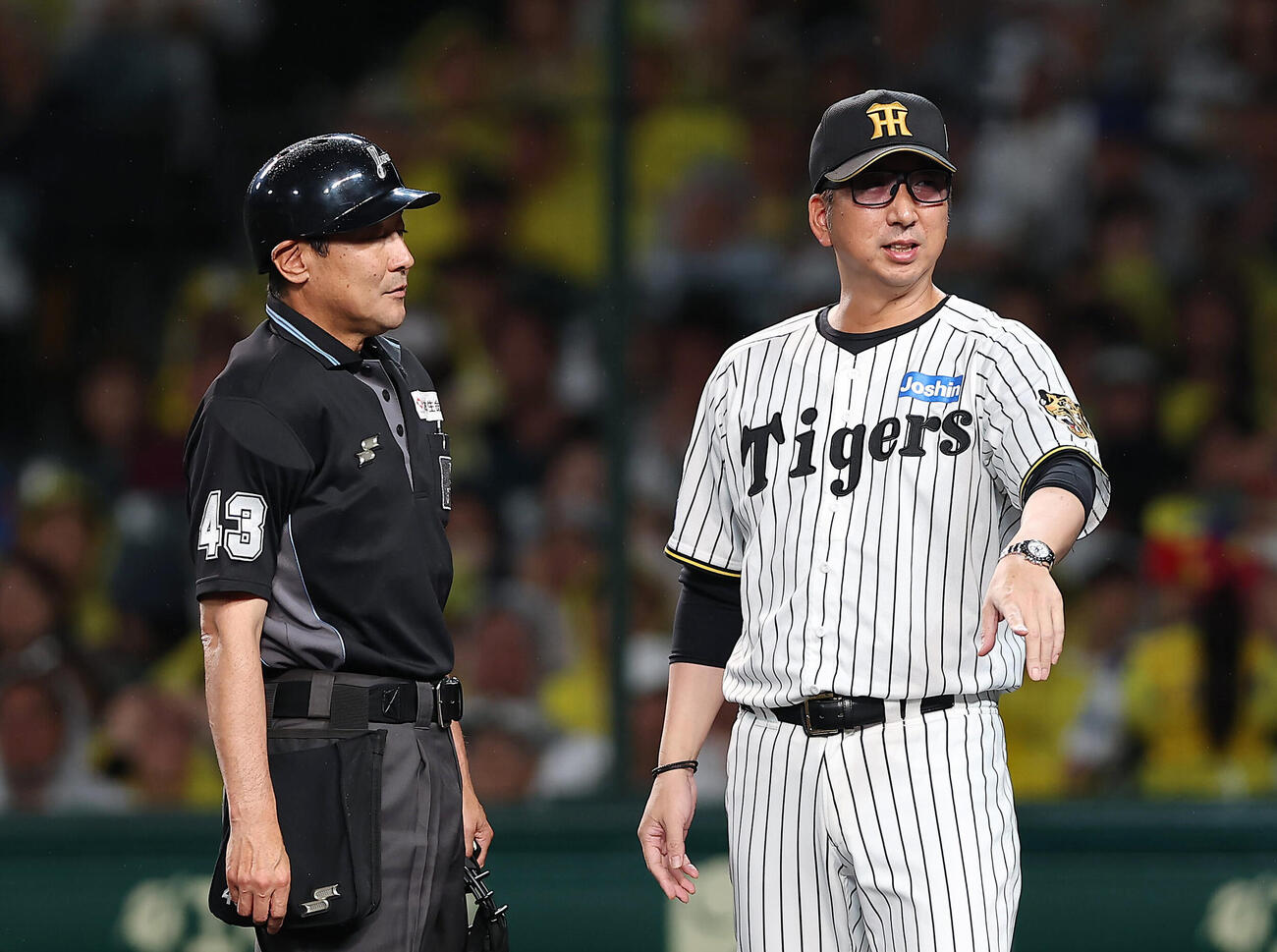 阪神対日本ハム　5回表日本ハム2死一、三塁、捕手坂本誠志郎の悪送球となったプレーに対して抗議する藤川球児監督（右）（撮影・前田充）