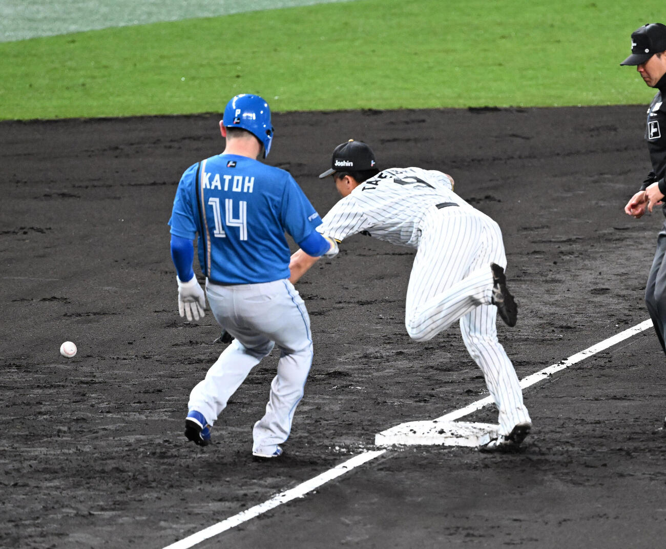 阪神対日本ハム　5回表日本ハム2死一、三塁、打者エドポロ・ケインの時、飛び出した三走加藤貴之を刺そうとした捕手坂本誠志郎が三塁に悪送球、野手立石正広（撮影・和賀正仁）＝2026年5月27日