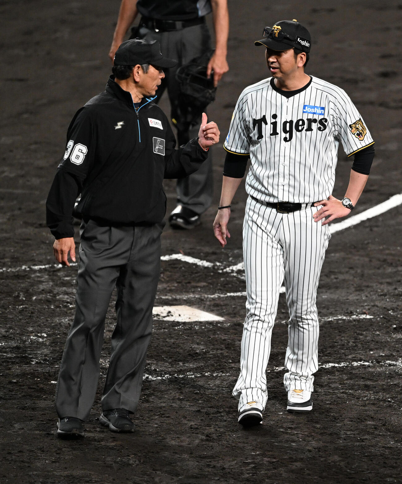 阪神対日本ハム　5回表日本ハム2死一、三塁、坂本の悪送球について抗議する阪神藤川球児監督（撮影・和賀正仁）