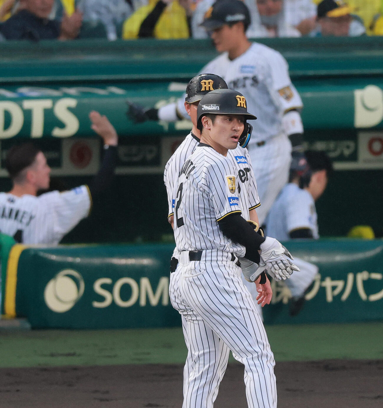 セ・パ交流戦　阪神対日本ハム2回戦　阪神対日本ハム　2回裏阪神2死二塁、坂本誠志郎（手前）は先制の適時打を放つ（撮影・上山淳一）