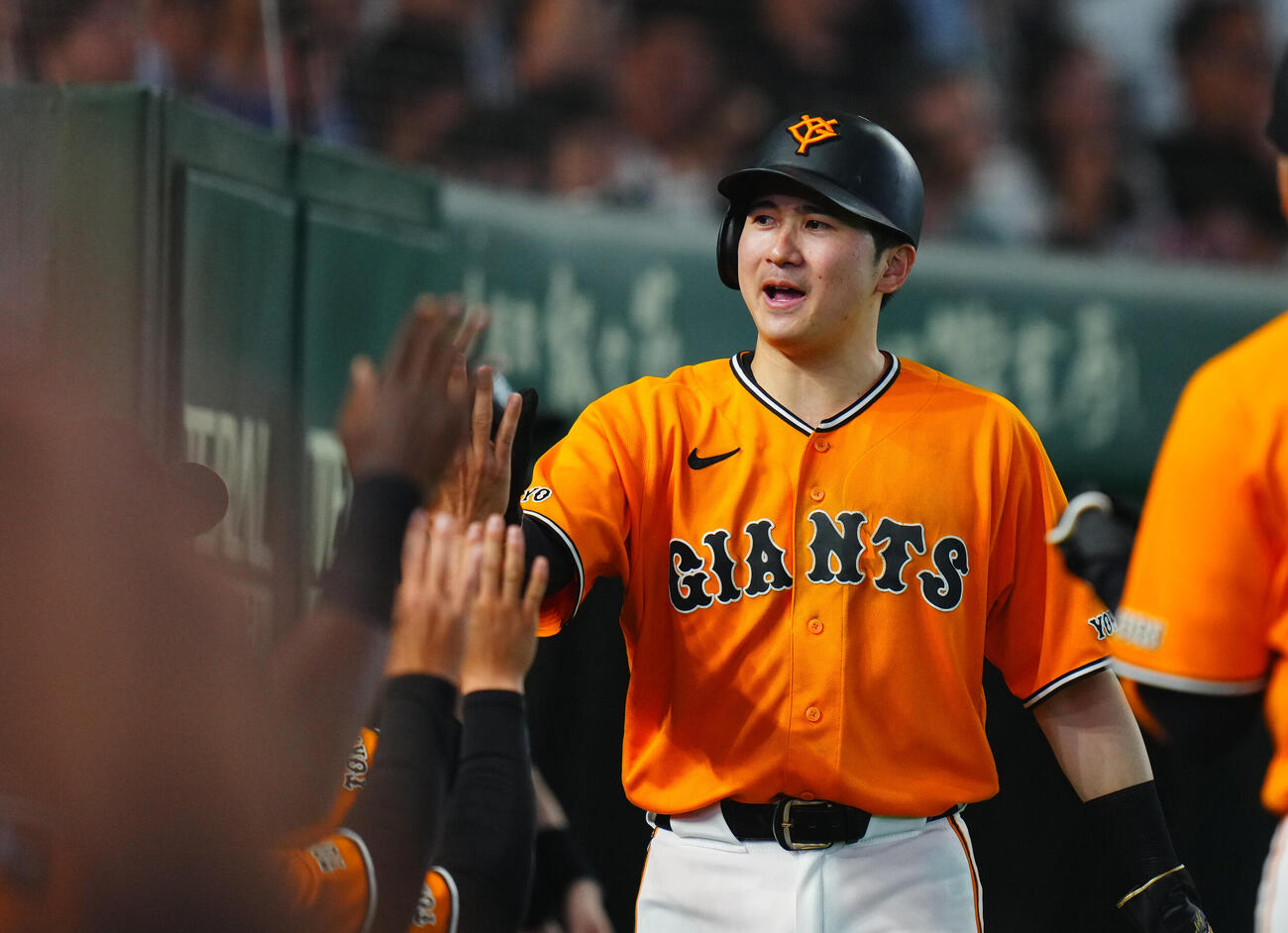 交流戦　巨人対ソフトバンク　3回表巨人1死満塁、押し出しの四球で生還しナインの出迎えを受ける泉口友汰（撮影・垰建太）