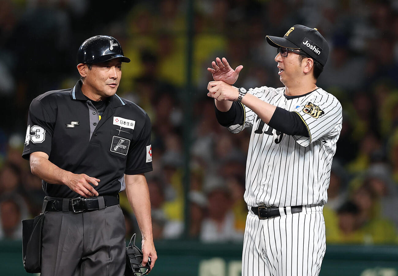 阪神対日本ハム　5回表日本ハム2死一、三塁、捕手坂本誠志郎の悪送球となったプレーに対して抗議する藤川球児監督（右）（撮影・前田充）＝2026年5月27日
