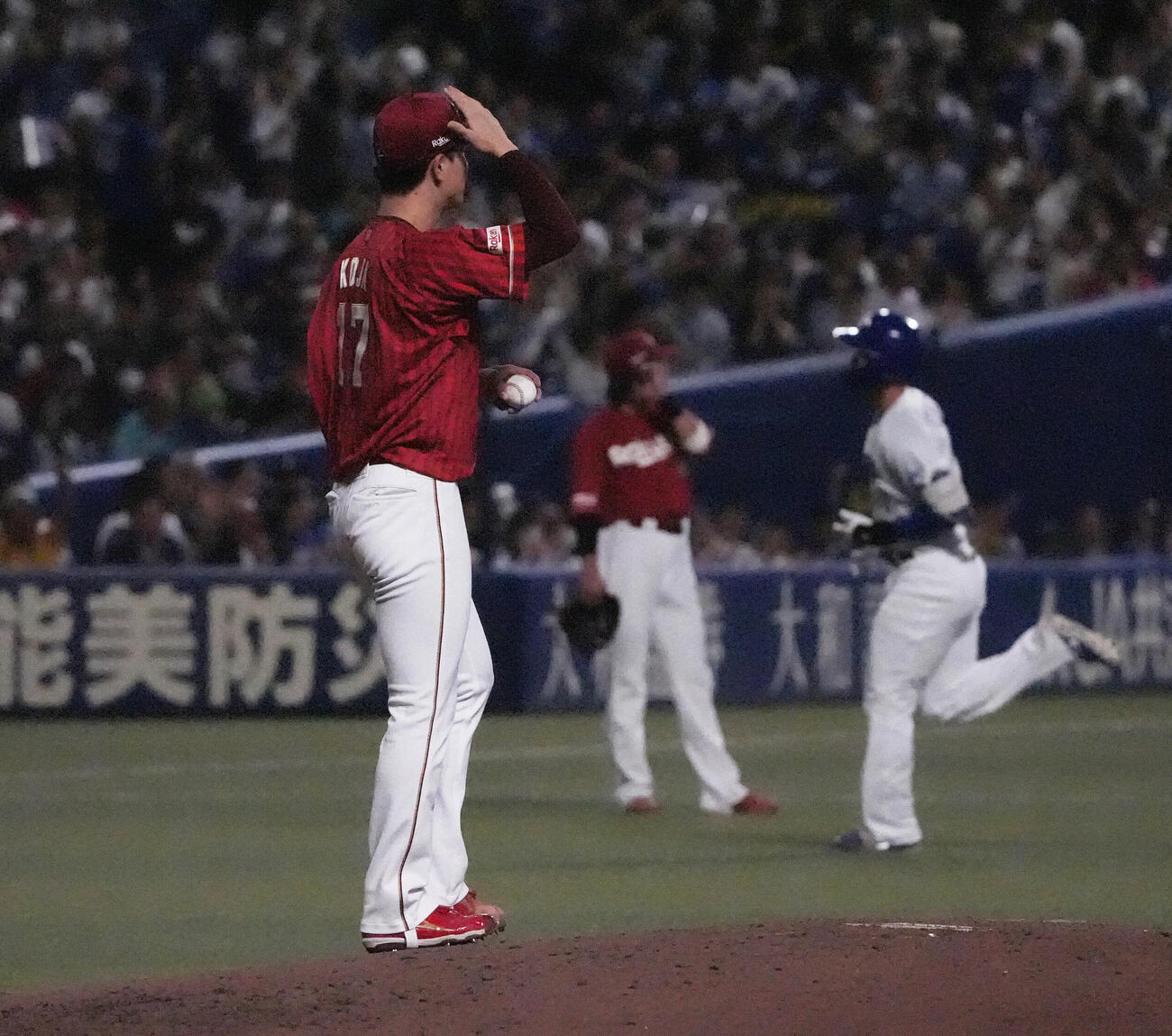 プロ野球交流戦中日対楽天　4回裏中日1死、古謝樹（左）は石川昂弥にソロ本塁打を打たれる（撮影・森本幸一）＝2026年5月27日