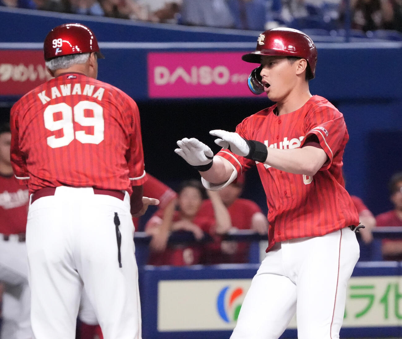 プロ野球交流戦中日対楽天　1回表楽天1死一塁、辰己涼介（右）は2点本塁打を放ち生還する（撮影・森本幸一）