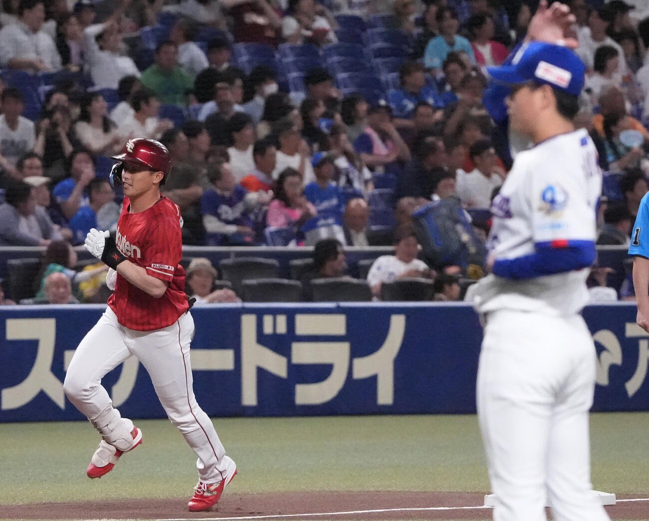 プロ野球交流戦中日対楽天　1回表楽天1死一塁、辰己涼介（左）は2点本塁打を放ちダイヤモンドを回る（撮影・森本幸一）＝2026年5月27日