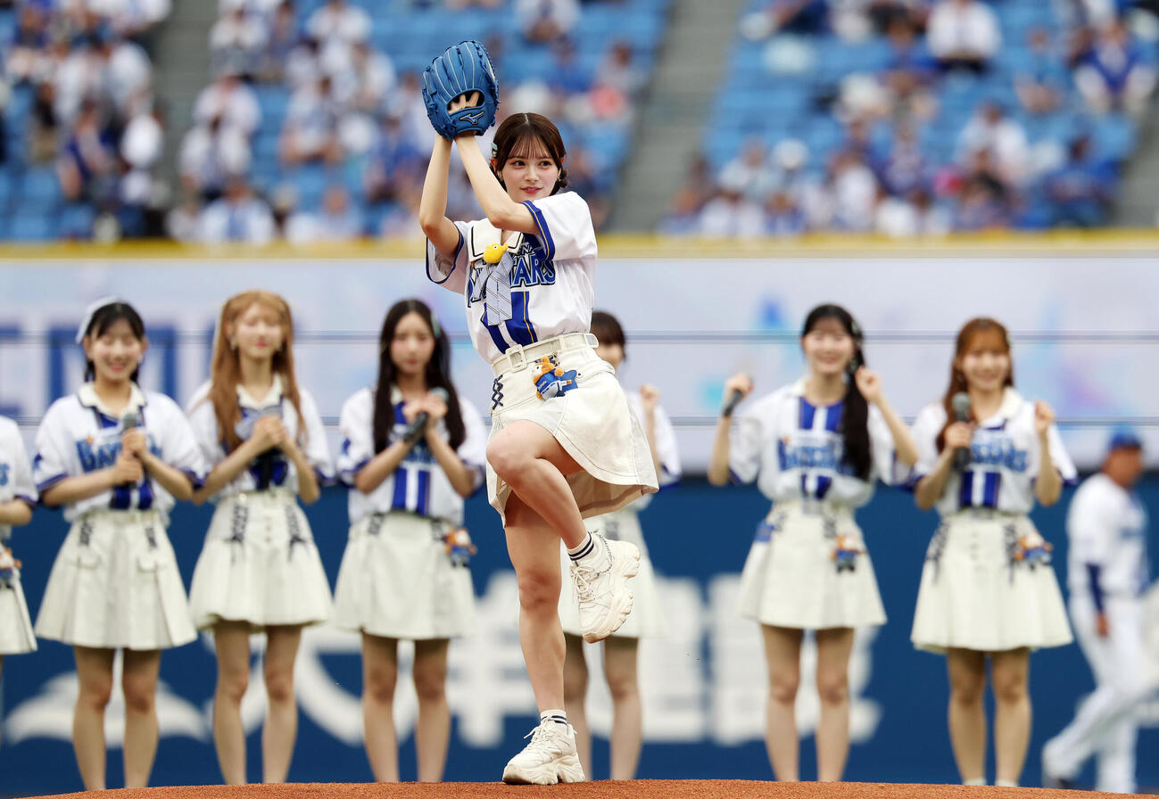 DeNA対オリックス　セレモニアルピッチを務めるAKB48の伊藤百花（撮影・宮地輝）