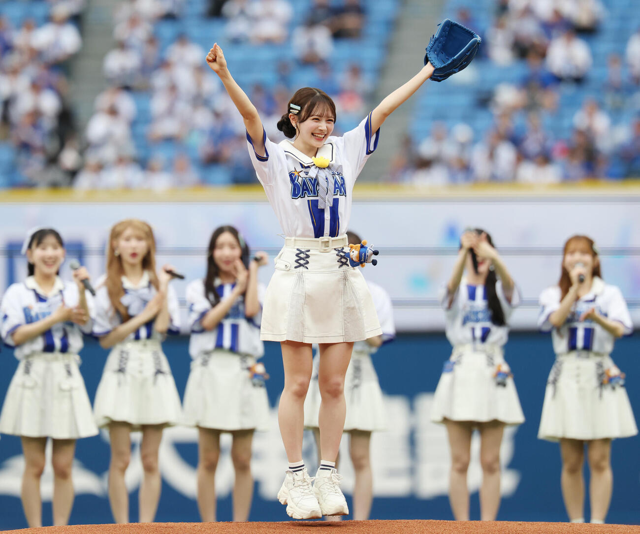 DeNA対オリックス　セレモニアルピッチを務めたAKB48の伊藤百花（撮影・宮地輝）