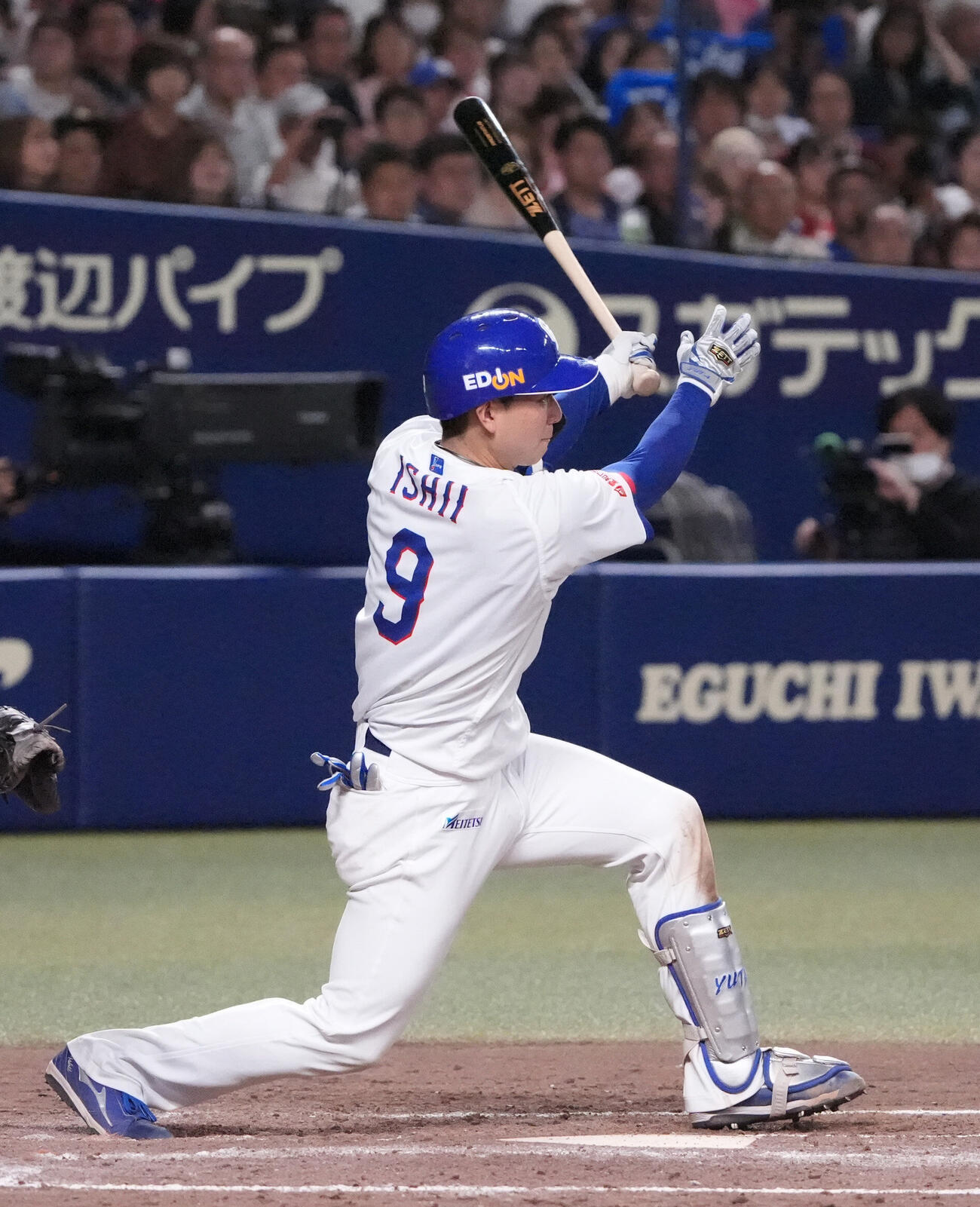 プロ野球交流戦中日対楽天　5回裏中日2死一、三塁、適時二塁打を放つ石伊雄太（撮影・森本幸一）