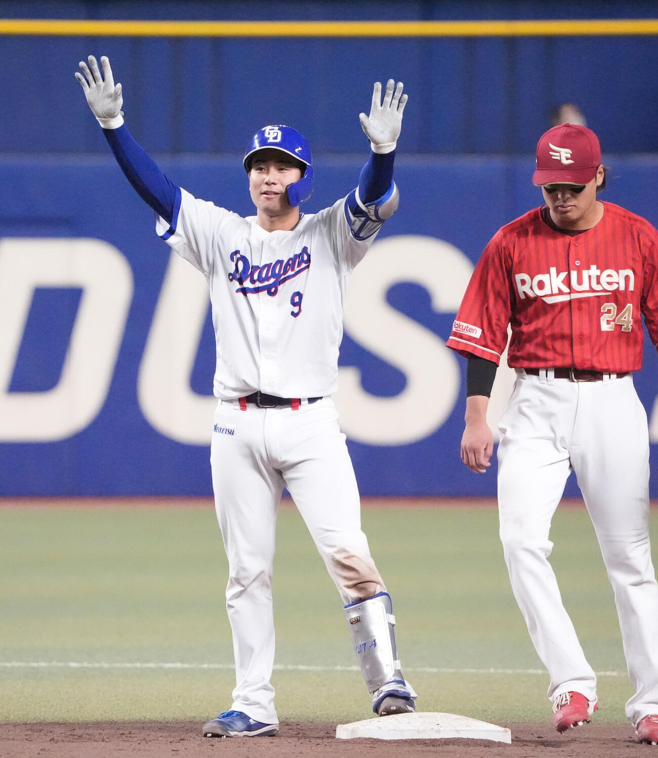 プロ野球交流戦中日対楽天　5回裏中日2死一、三塁、石伊雄太（左）は適時二塁打を放ちベンチへ向かってアピールする（撮影・森本幸一）