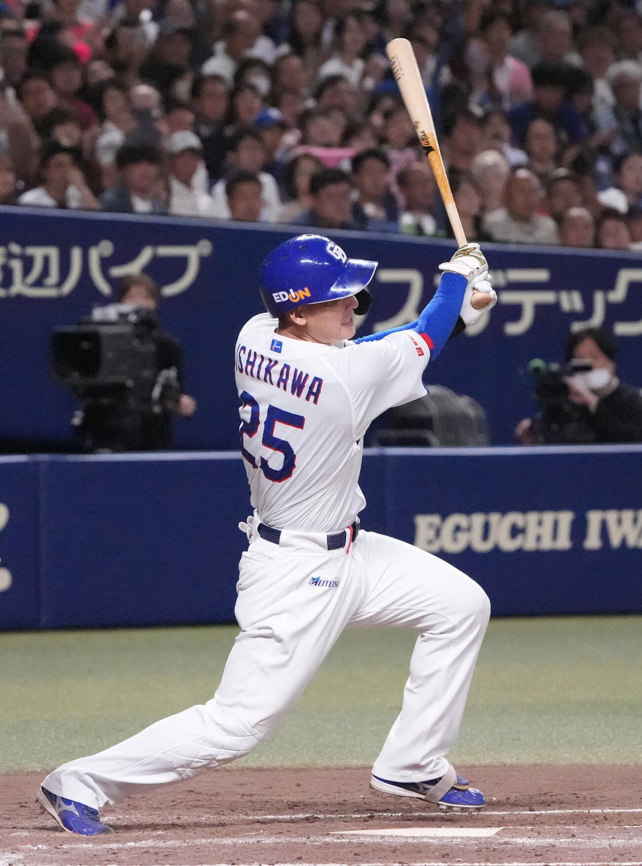 プロ野球交流戦中日対楽天　5回裏中日2死二、三塁、2点適時二塁打を放つ石川昂弥（撮影・森本幸一）