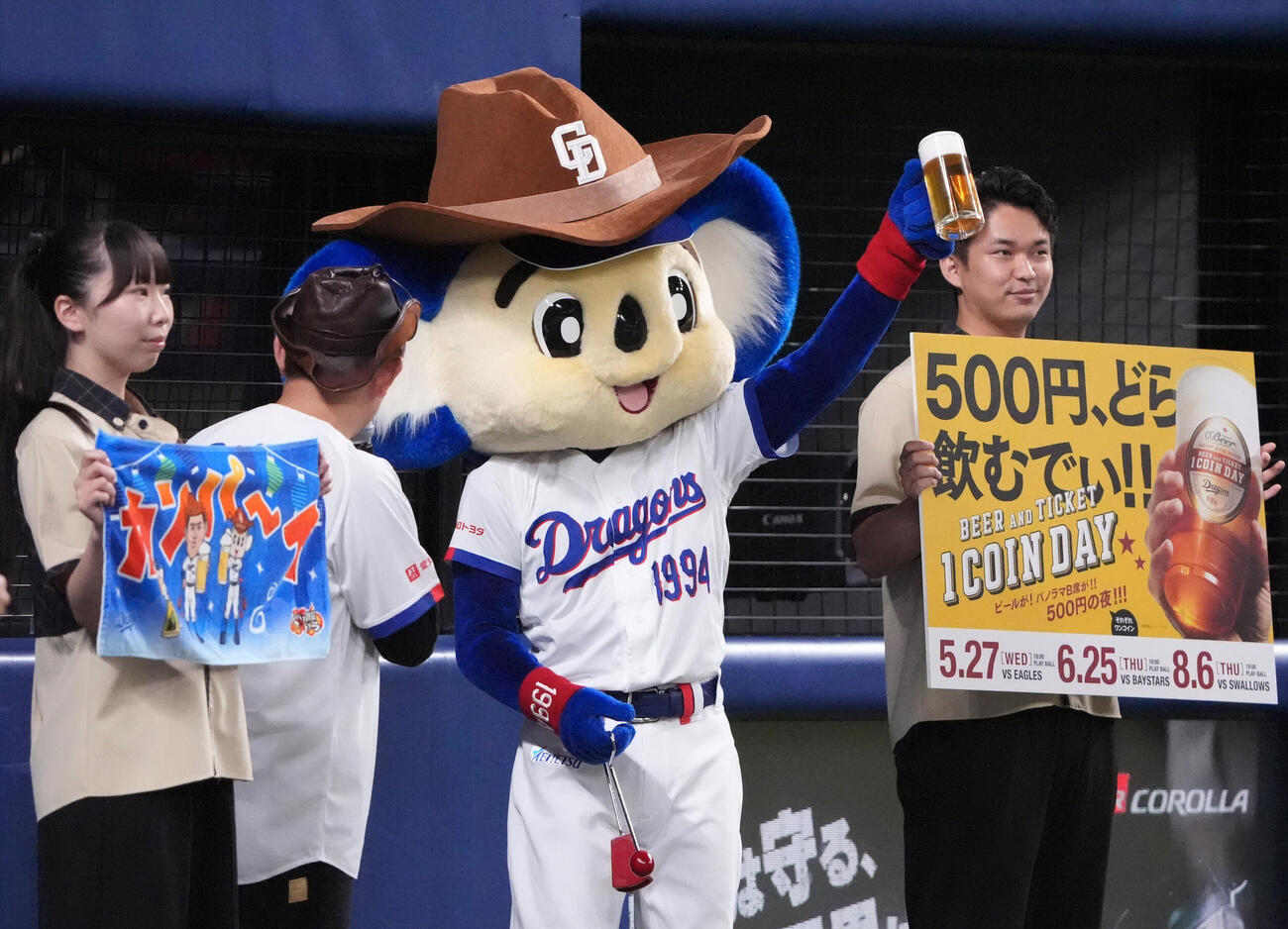プロ野球交流戦中日対楽天　2回終了、スタンドの観客と乾杯するドアラ（撮影・森本幸一）