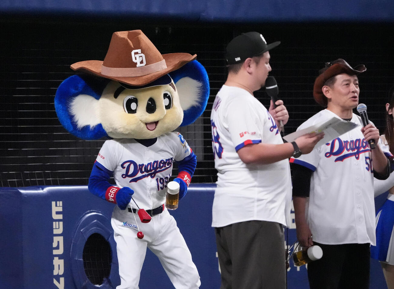 プロ野球交流戦中日対楽天　カンパイ師匠とのコラボでカウボーイハット姿で登場するドアラ（撮影・森本幸一）