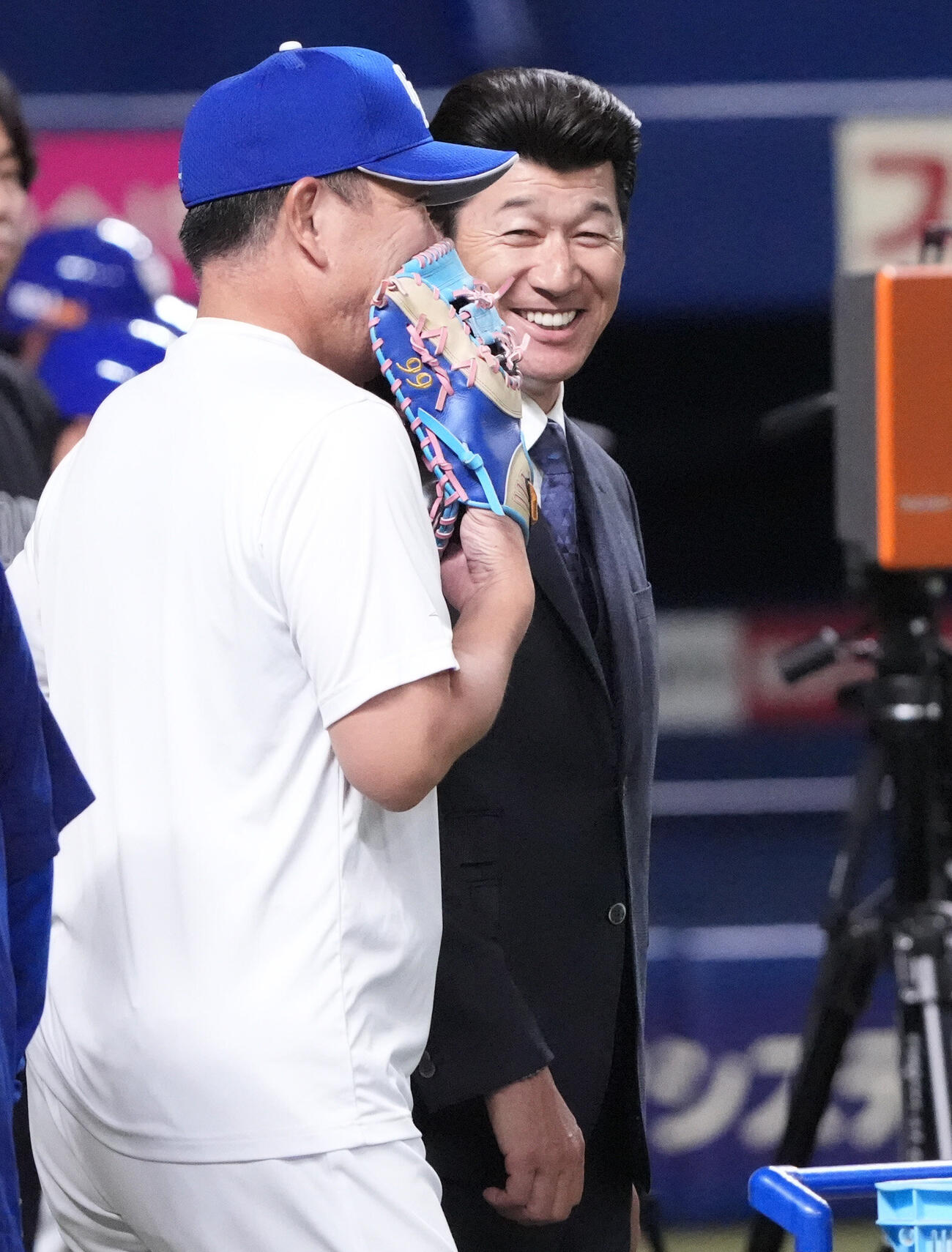 プロ野球交流戦中日対楽天　試合前、三浦大輔氏（右）と言葉を交わす井上一樹監督（撮影・森本幸一）