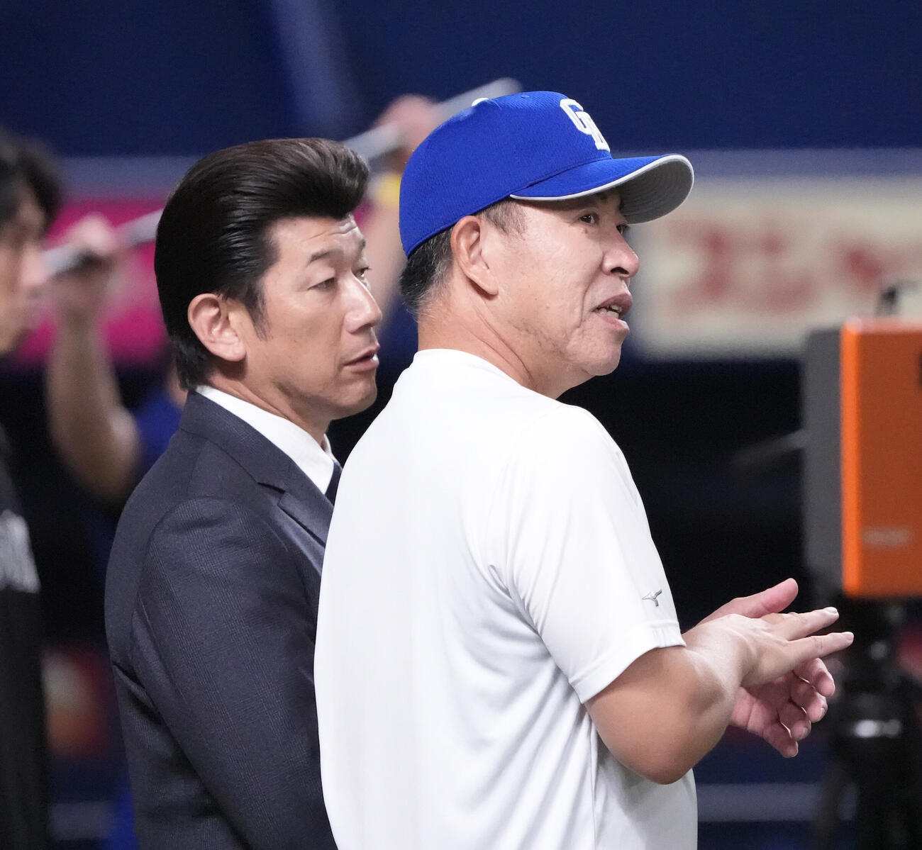 プロ野球交流戦中日対楽天　試合前、三浦大輔氏（左）と言葉を交わす井上一樹監督（撮影・森本幸一）