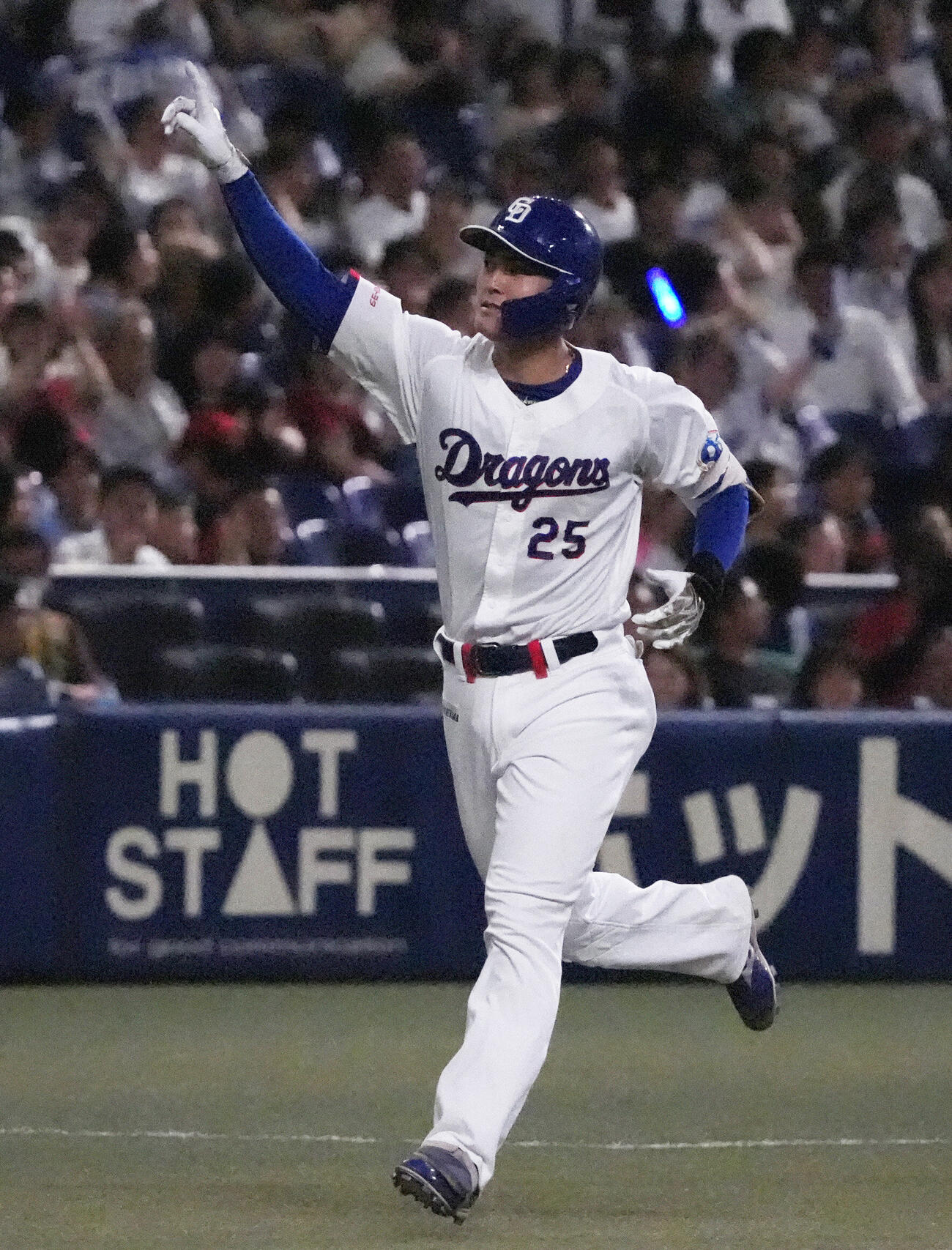 プロ野球交流戦中日対楽天　4回裏中日1死、ソロ本塁打を放ちダイヤモンドを回る石川昂弥（撮影・森本幸一）