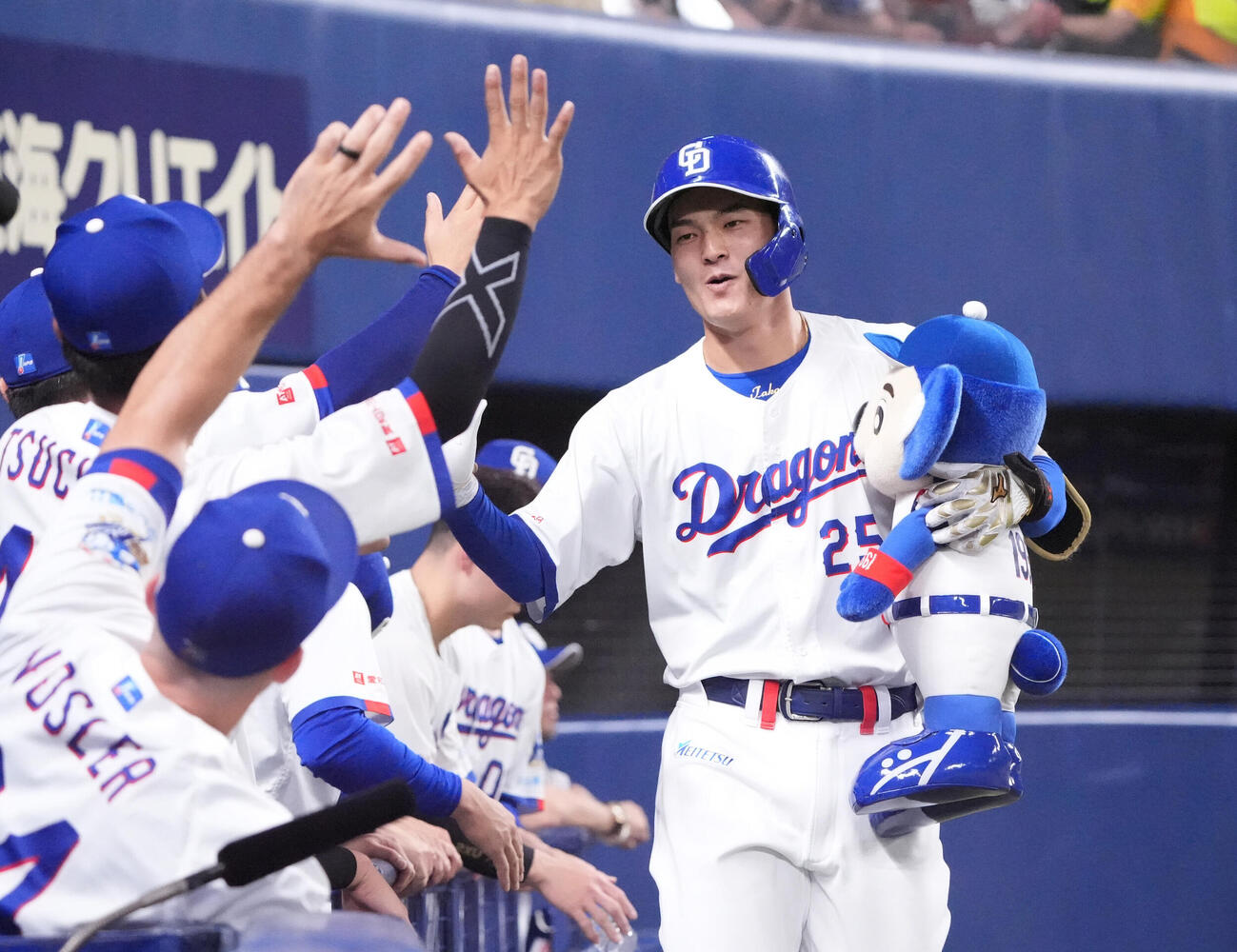 プロ野球交流戦中日対楽天　4回裏中日1死、石川昂弥（右）はソロ本塁打を放ちナインとタッチを交わす（撮影・森本幸一）